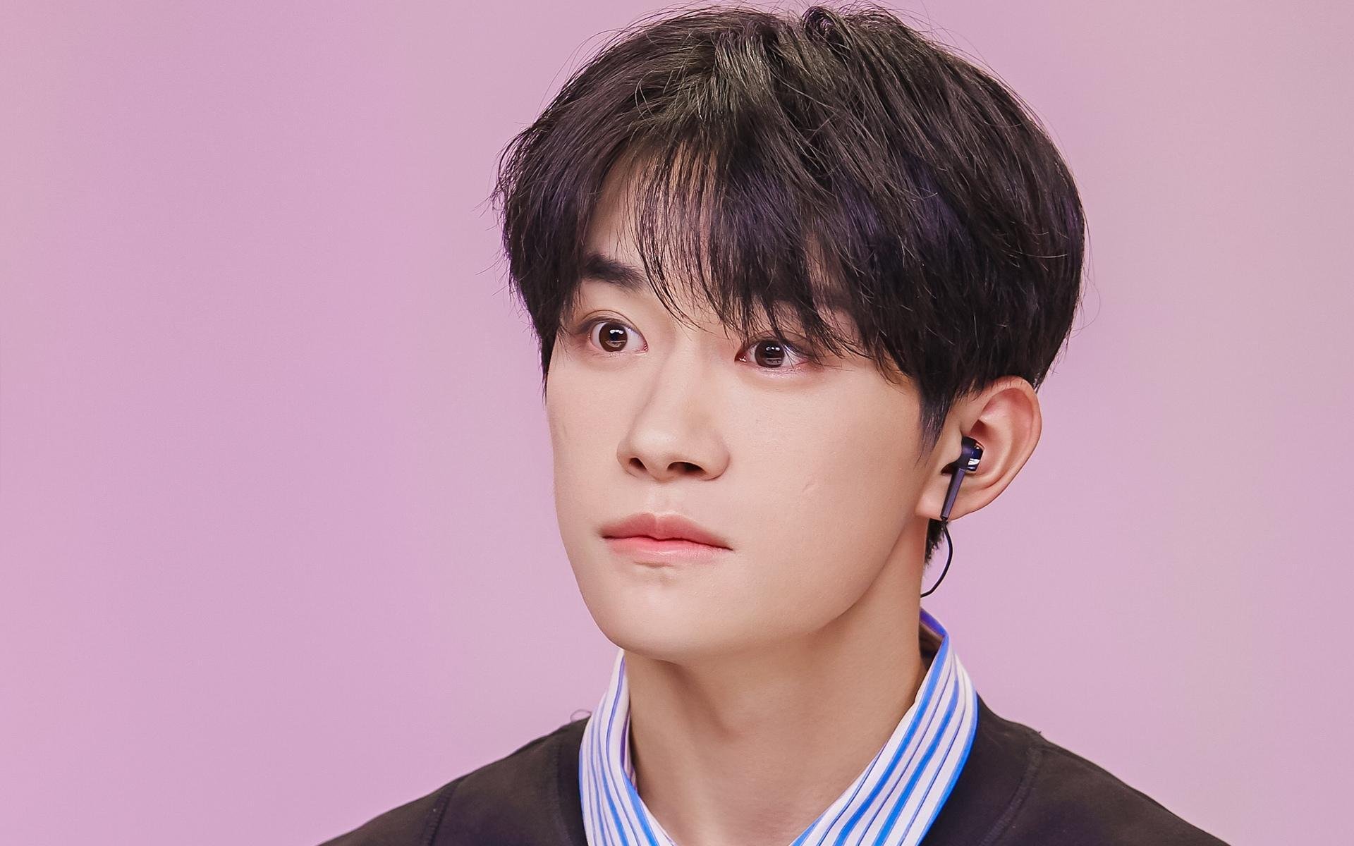 “雪域战神:北极圈极寒赛段的激情较量”,北极雪景