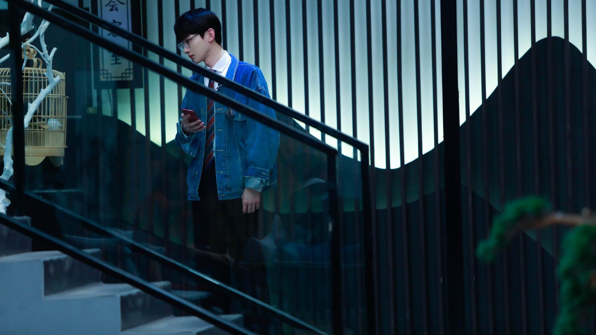 台风过后海边冲浪赛,迎风破浪展英姿,台风即将过去 海面少了波浪